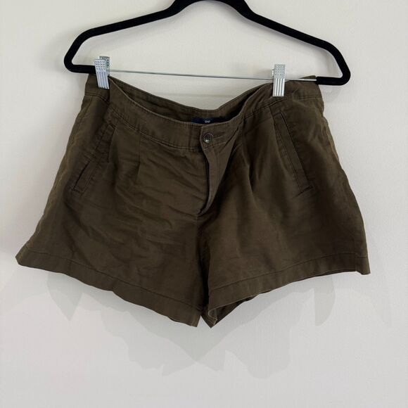 GAP Pants - Gap Sz. 8 Olive Green Shorts - 3.5 inch inseam, EUC